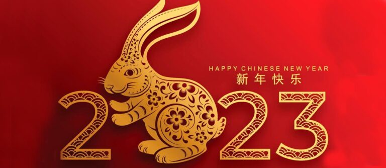 Cartel del año nuevo chino, concretamente del año del conejo, con el animal como sustituto del 0 de 2023 y con un fondo rojo, el tradicional para estas fiestas
