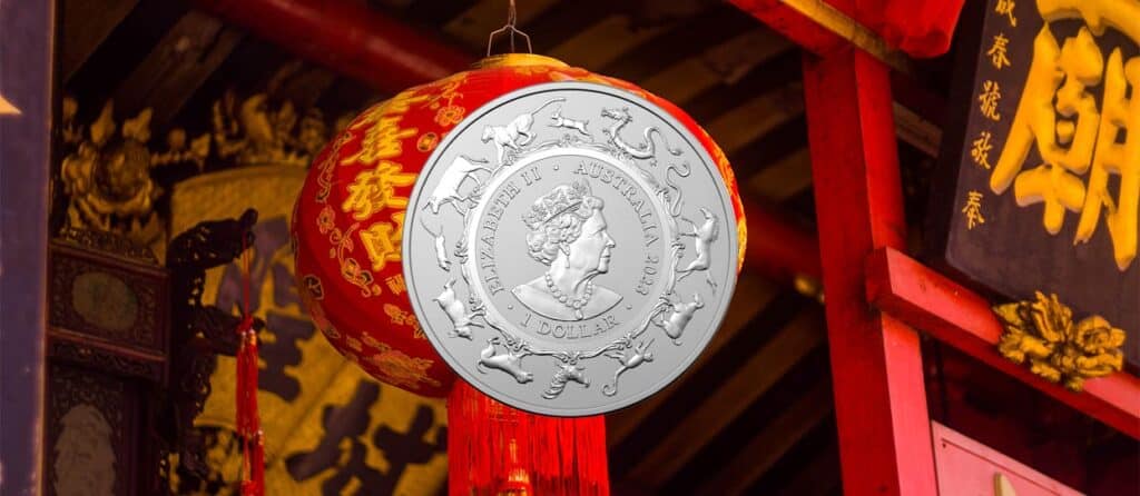 Cara de la moneda de plata Año del Conejo de 2023 de The Royal Mint, sobre un fondo de un edificio chino que celebra el Año Nuevo Lunar