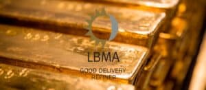 Varios lingotes de oro se apilan con el logo de la LBMA en el centro