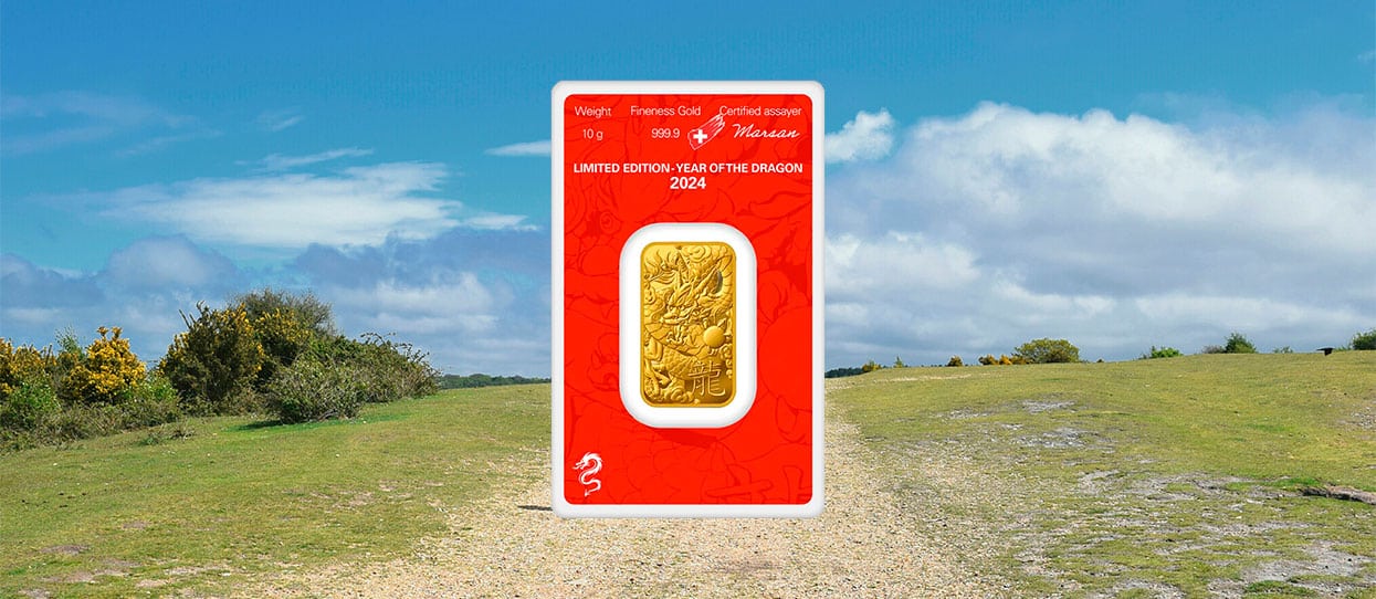 El lingote de oro del Año del Dragón sobre un fondo en un campo