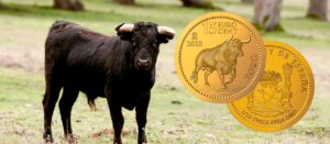 Anverso y reverso de la nueva moneda de oro del Toro de 1/10 onza, con la imagen de un toro de lidia de fondo