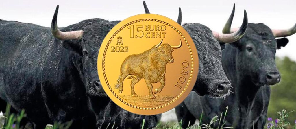 La moneda de oro del toro de 1/10 onza de la Real Casa de la Moneda Española, con un fondo de varios toros de lidia