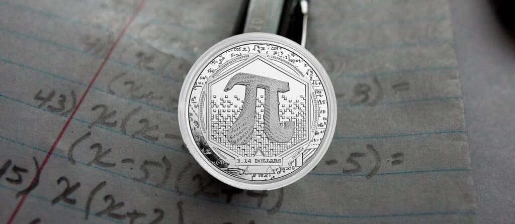 Perspectiva frontal de la cruz de la moneda de plata Pi, con un bolígrafo y un papel con ecuaciones matemáticas de fondo