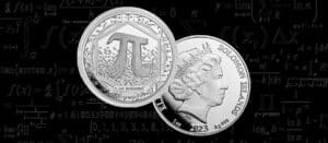 Perspectiva frontal de la cara y la cruz de la moneda de plata Pi, con una pizarra con fórmulas matemáticas de fondo