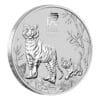 Perspectiva lateral de la cara de la moneda de plata Año del Tigre de 1 Kg de serie Lunar Australiana, acuñada por The Perth Mint, donde aparece un tigre rodeado de vegetación