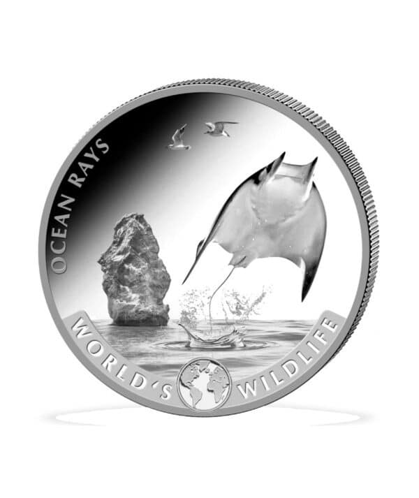 Perspectiva frontal de la cruz moneda de plata Ocean Rays de 1 onza de 2023, donde se muestra el diseño del animal surcando los mares