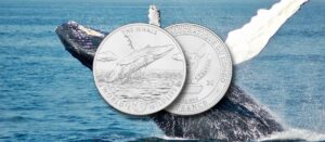 Montaje de la moneda de plata de The Whale, que muestra a una ballena de fondo y el bullion de la Geiger Mint