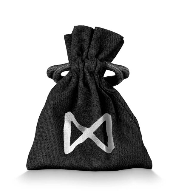 Envoltorio de color negro y con el símbolo de la runa de plata Dagaz, de la serie Alfabeto Rúnico