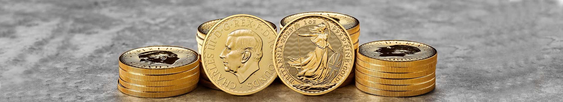 Un puñado de monedas de oro de la Britannia de diferente tamaño con el rostro del nuevo rey de Reino Unido, Carlos III