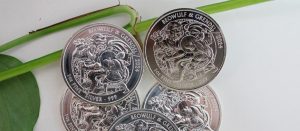 Moneda de plata Beowulf y Grendel de la colección Mitos y Leyendas de The Royal Mint