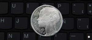 Imagen de la moneda de plata Inteligencia Artificial de Pressburg Mint sobre un teclado