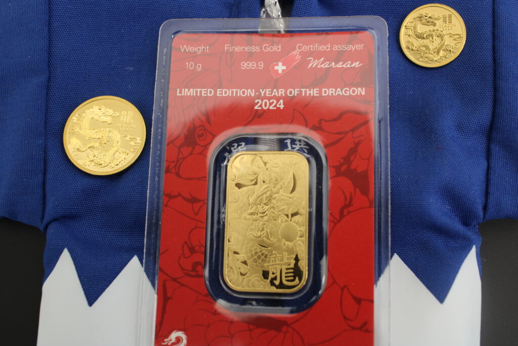 Lingote de 10g de Argor-Heraeus del Año del Dragón, junto a las monedas de oro homónimas de Perth Mint de la colección Lunar III