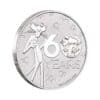 Perspectiva frontal del canto de la cruz de la moneda de plata Pantera Rosa de 1oz de 2024, con la figura del animal junto al logo del 60 aniversario