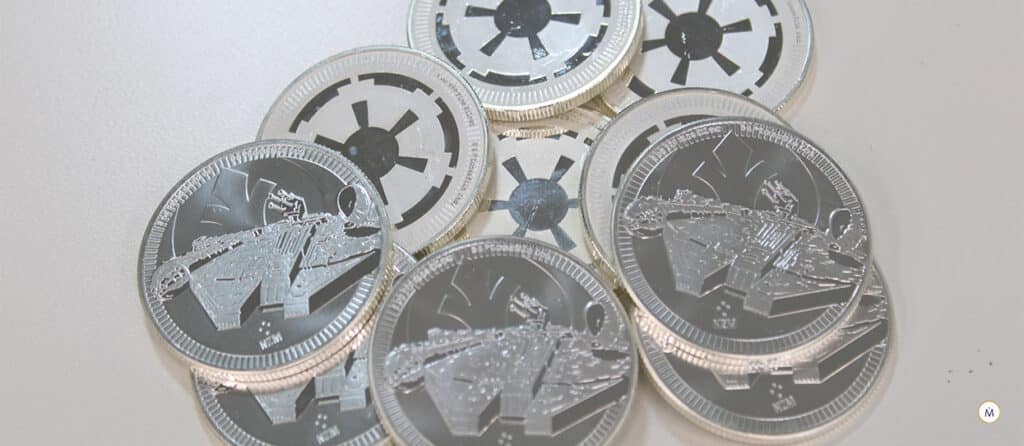 Un conjunto de monedas de plata de Star Wars, sobre una mesa blanca