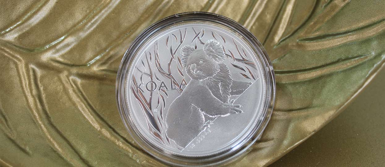 Moneda de plata Koala del 2024, sobre una escultura de una hoja
