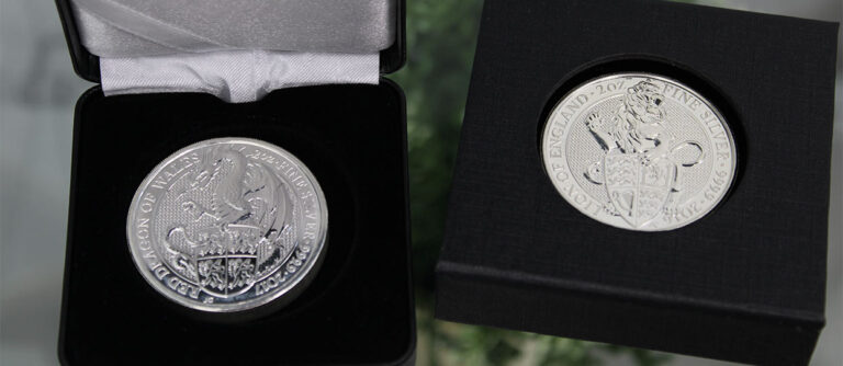 Monedas de plata del Dragón de Gales y del León de Inglaterra, de la colección Bestias de la Reina