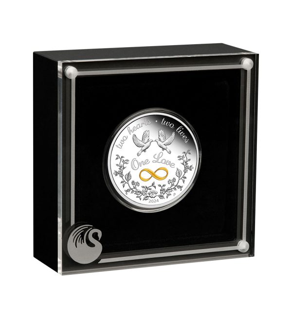 Perspectiva semilateral de la caja de la moneda de plata One Love de 1oz de 2024, con el símbolo del cisne de Perth Mint en la parte de abajo