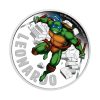 Perspectiva frontal de la moneda de plata Leonardo de las Tortugas Ninja, que muestra al personaje a color en posición de ataque con sus dos brazos blandiendo armas