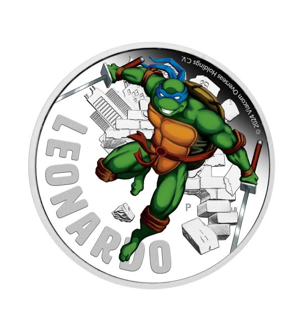 Perspectiva frontal de la moneda de plata Leonardo de las Tortugas Ninja, que muestra al personaje a color en posición de ataque con sus dos brazos blandiendo armas