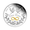 Perspectiva frontal de la moneda de plata One Love de 1oz de 2024, que muestra a dos palomas encima del símbolo del infinito y de una corona de flores