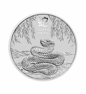 Perspectiva frontal de la cruz de la moneda de plata Año de la Serpiente de 1/2oz de 2025, con la serpiente enrrollada sobre sí misma bajo unos árboles