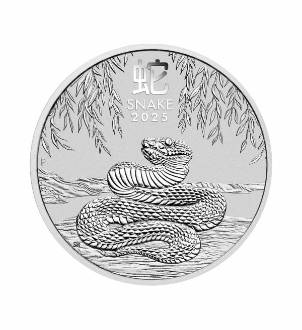 Perspectiva frontal de la cruz de la moneda de plata Año de la Serpiente de 1/2oz de 2025, con la serpiente enrrollada sobre sí misma bajo unos árboles