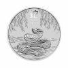 Perspectiva frontal de la cruz de la moneda de plata Año de la Serpiente de 1oz de 2025, con la serpiente enrrollada sobre sí misma bajo unos árboles