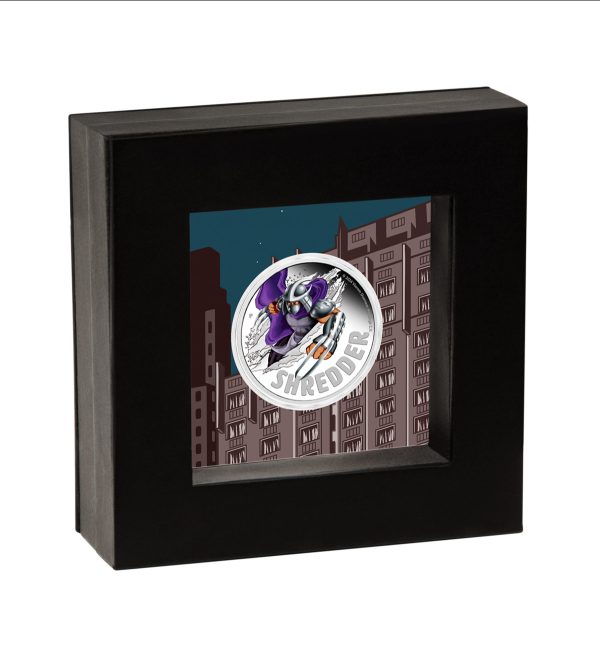 Perspectiva de lado del expositor de la moneda de plata policromada de 1oz de 2024 de Shredder, el villano de las Tortugas Ninja