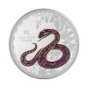 Perspectiva frontal de la moneda de plata neozelandesa Año de la Serpiente de 1oz de 2025, con el animal acuñado a color rodeado de motivos florales