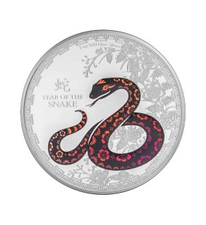 Perspectiva frontal de la moneda de plata neozelandesa Año de la Serpiente de 1oz de 2025, con el animal acuñado a color rodeado de motivos florales