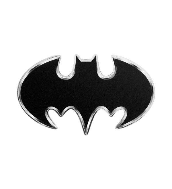 Perspectiva frontal de la cruz de la moneda de plata policromada Batarang de 1oz de 2024, con la forma del arma de Batman