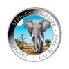 Perspectiva frontal de la cruz de la moneda de plata policromada Elefante de Somalia de 1oz de 2024, que muestra al elefante en un terreno árido