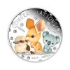 Perspectiva frontal de la cruz de la moneda de plata policromada Recién nacido de 1oz de 2024, con dibujos de una kookaburra, un canguro y un koala