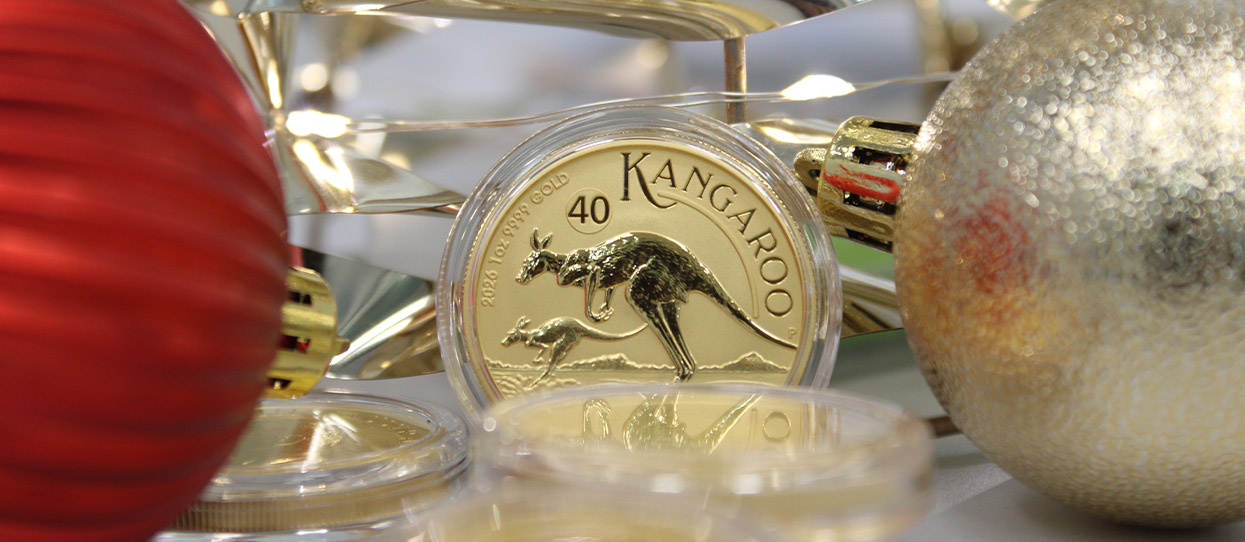 Moneda de oro del canguro de 2026, rodeada de adornos navideños