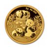 Perspectiva frontal de la cruz de la moneda de oro Panda China de 3gr de 2025, que muestra a una familia de pandas en un entorno natural rodeado de bambús