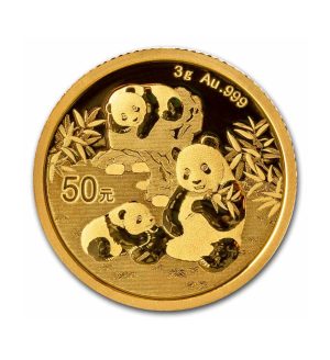 Perspectiva frontal de la cruz de la moneda de oro Panda China de 3gr de 2025, que muestra a una familia de pandas en un entorno natural rodeado de bambús