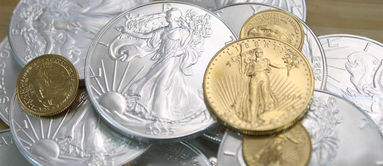 Monedas de oro y de plata de American Eagle de diferente gramaje, apiladas una encima de la otra