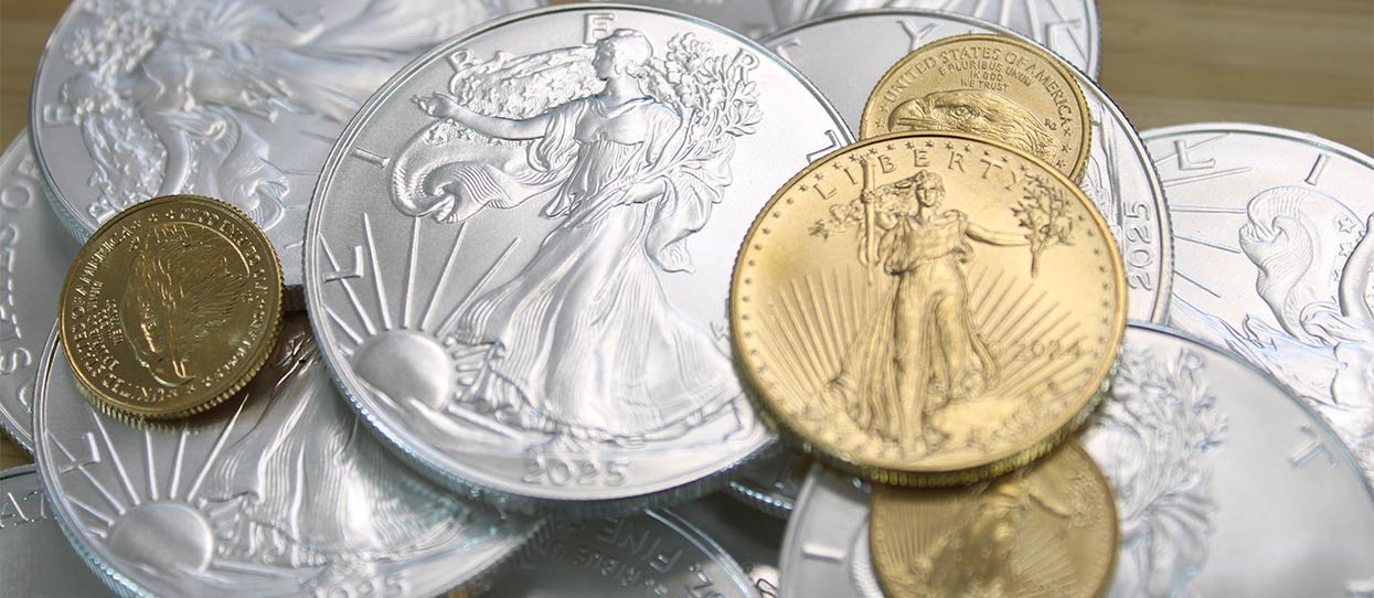 Monedas de oro y de plata de American Eagle de diferente gramaje, apiladas una encima de la otra
