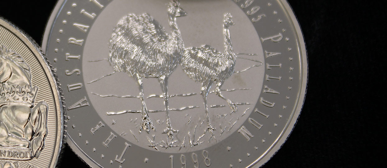 Moneda de paladio del Emú australiano sobre un fondo oscuro