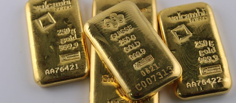 Varios lingotes de oro de diferente peso y refinería | Guía para comprar oro en España