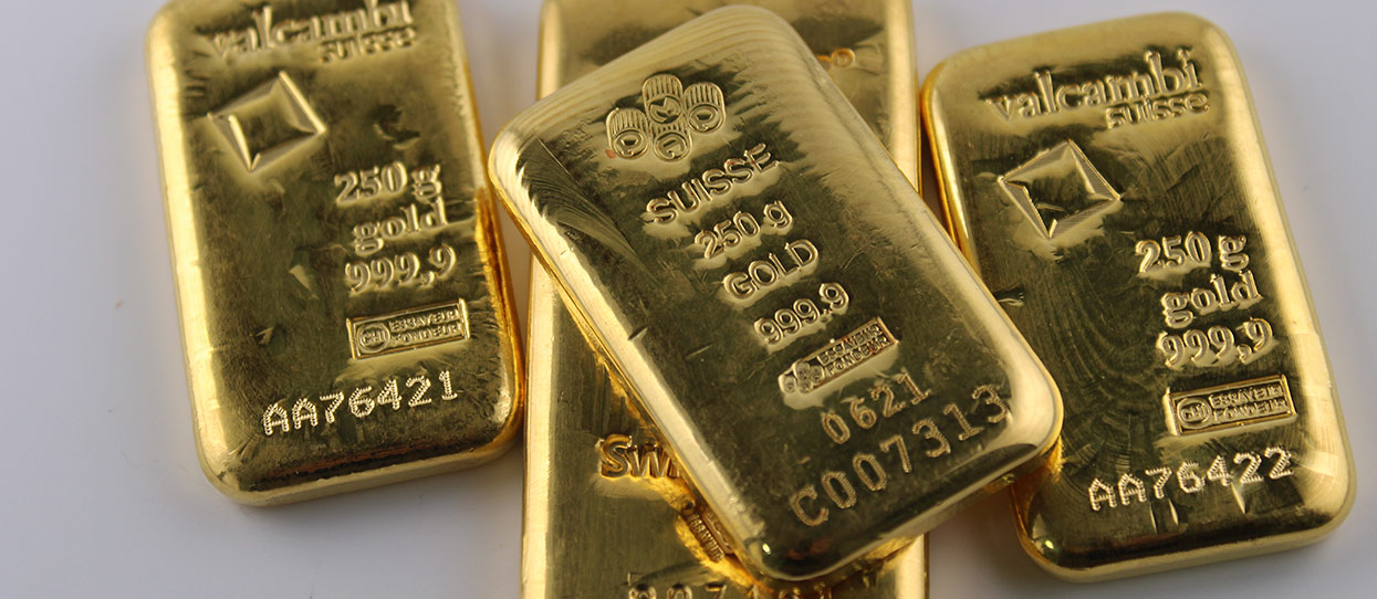 Varios lingotes de oro de diferente peso y refinería | Guía para comprar oro en España