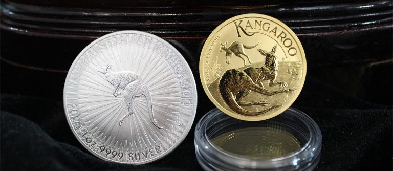 Monedas de oro y plata del Canguro de Australia sobre un fondo oscuro