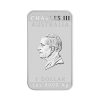 Perspectiva frontal de la cara de la moneda de plata Dragón Rectangular de 1oz de 2025, que muestra el rostro de Carlos III