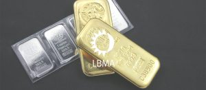 Lingotes de oro y platino sobre un fondo negro y con el logo de la LBMA