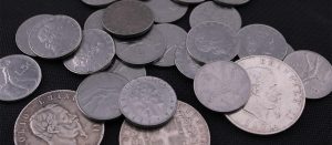 Diferentes monedas antiguas de procedencia variada, sobre un fondo oscuro