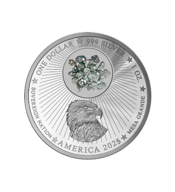 Perspectiva frontal de la cara de la moneda de plata policromada Stonehenge de 1oz de 2025, que muestra al águila norteamericana rodeada de las características de la pieza