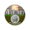 Perspectiva frontal de la moneda de plata policromada Stonehenge de 1oz de 2025, que muestra al monumento rodeado de alienígenas.