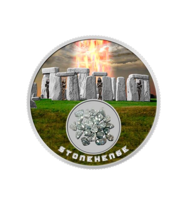 Perspectiva frontal de la moneda de plata policromada Stonehenge de 1oz de 2025, que muestra al monumento rodeado de alienígenas.
