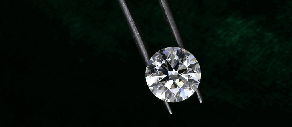 Un científico sostiene un diamante de inversión con cuidado con herramientas específicas para ello
