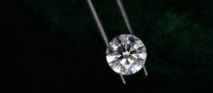 Un científico sostiene un diamante de inversión con cuidado con herramientas específicas para ello